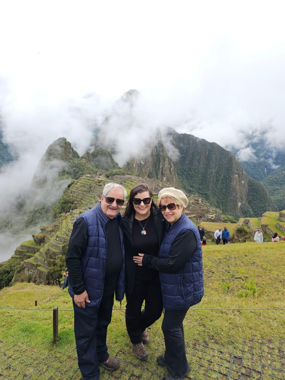 Cassie com seus pais Sergio e Neli em Machu Picchu, comemorando 55 anos de casamento.
