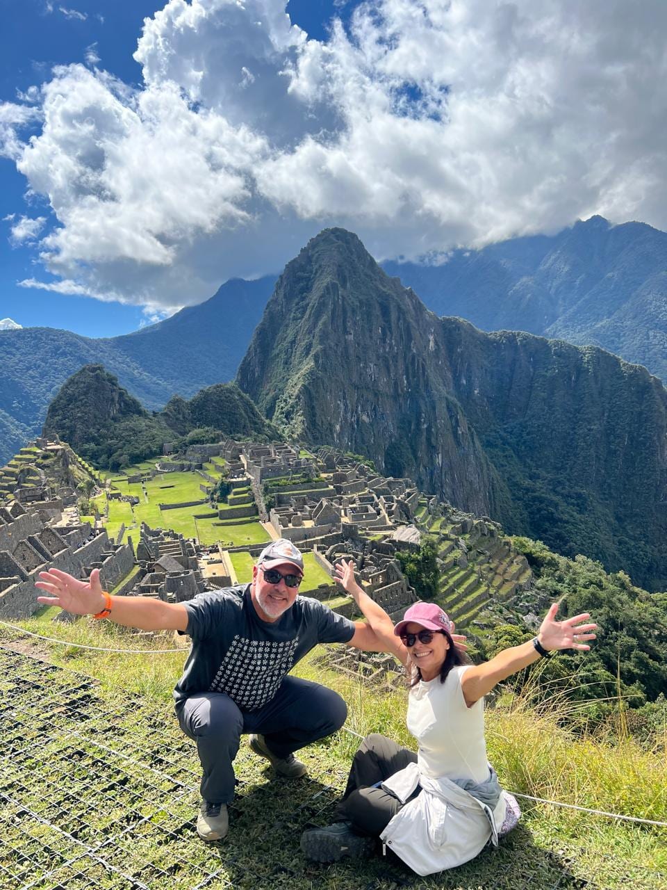 Henrique e Karla em paisagem peruana durante a viagem com a Adventure Weekend.